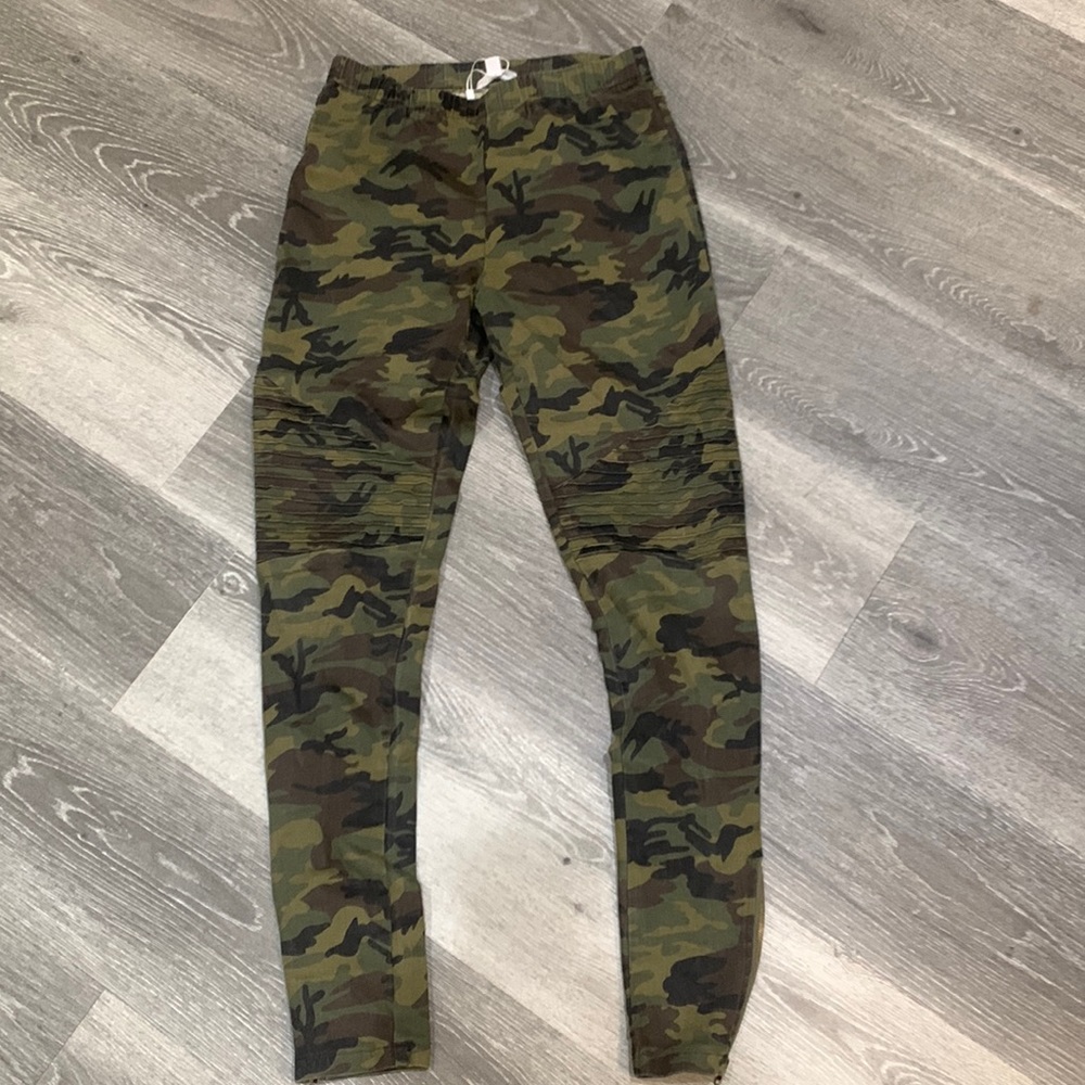 Super cute camo pants with elastic waist